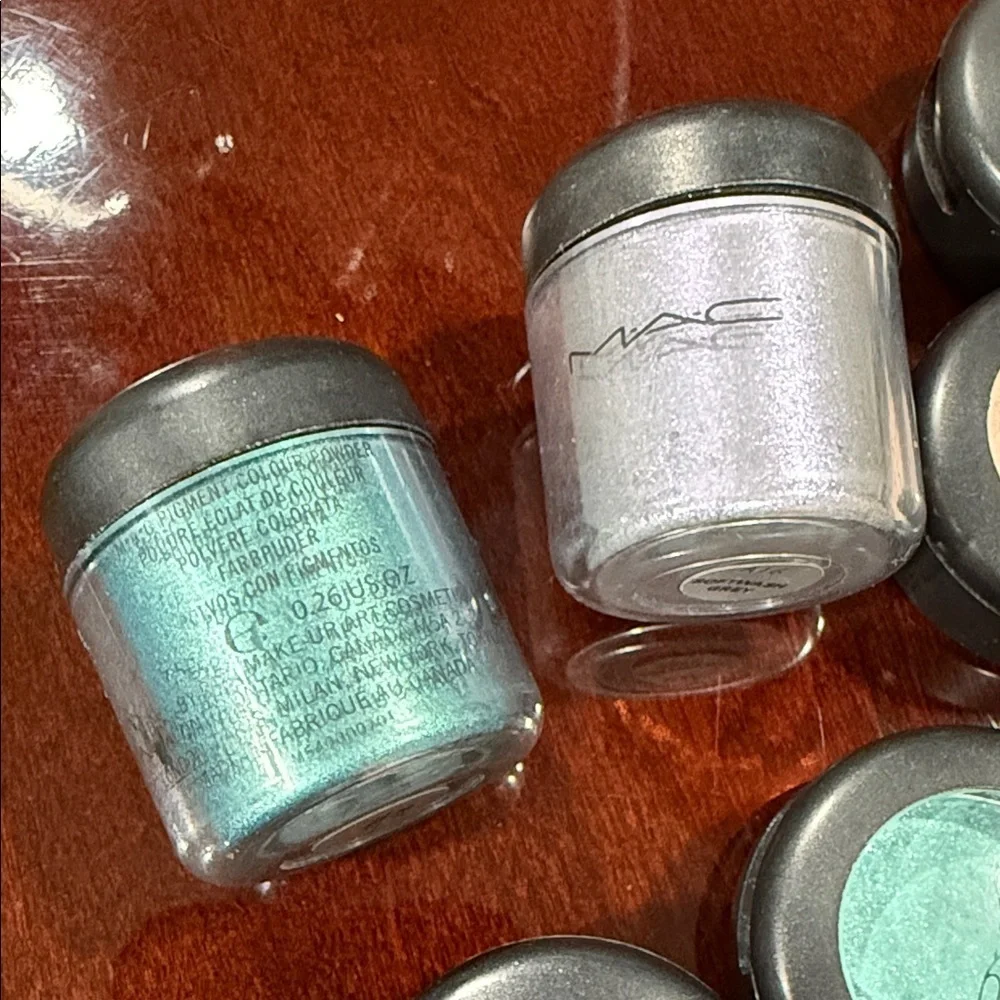 21 MAC Cosmetics Vibrant Eyeshadow Collection